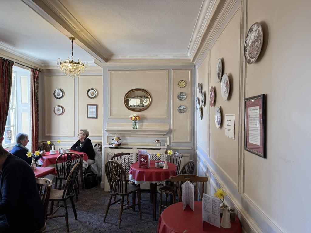 Lot: 30 - LANDMARK FREEHOLD TOWN CENTRE COMMERCIAL INVESTMENT - A View of one of the Smaller Dining Areas